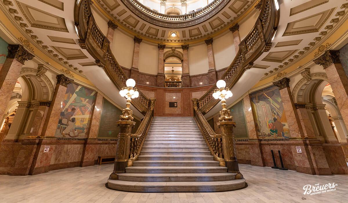 Das imposante Treppenhaus im Colorado State Capitol von Denver