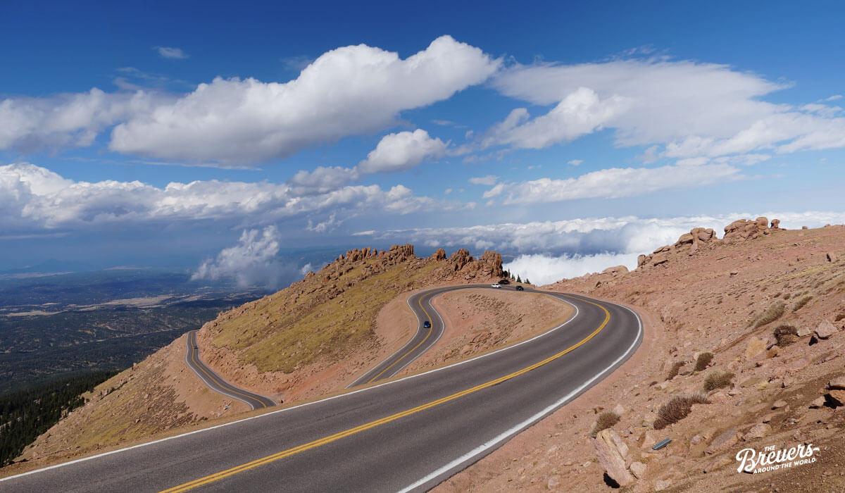 In Haarnadel-Kurven geht es auf den Pikes Peak in Colorado